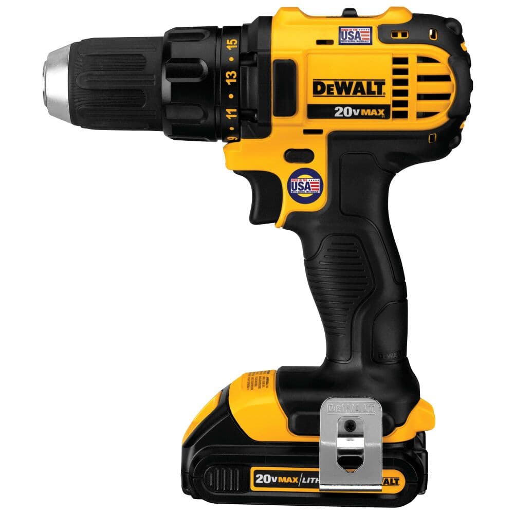 Un taladro inalámbrico DEWALT 20V MAX con diseño negro y amarillo, que muestra un logotipo de EE. UU. en el cuerpo y la batería. El taladro tiene un clip de cinturón de metal y configuraciones de torque visibles en el cabezal.