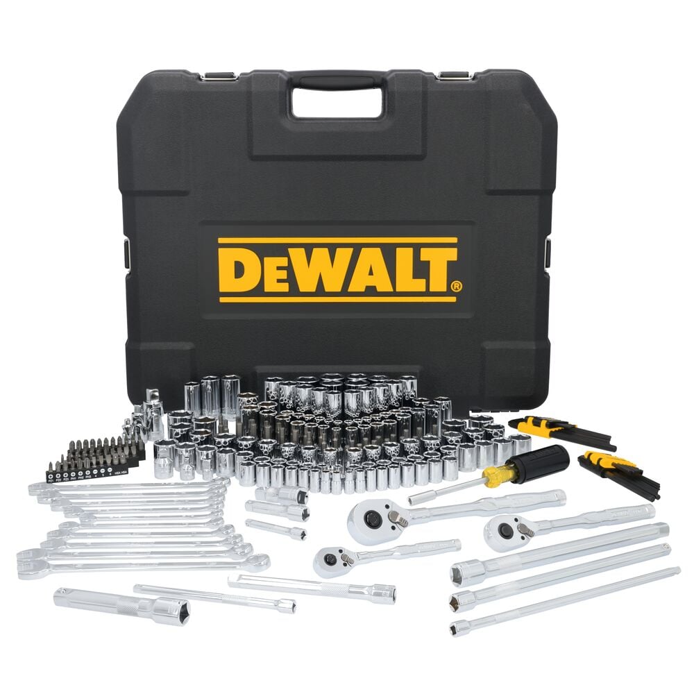 Un completo juego de herramientas y dados DEWALT mostrado frente a un estuche negro con el logo DEWALT. El set incluye diferentes dados, llaves, carracas, puntas de destornillador, extensiones y otras herramientas manuales.