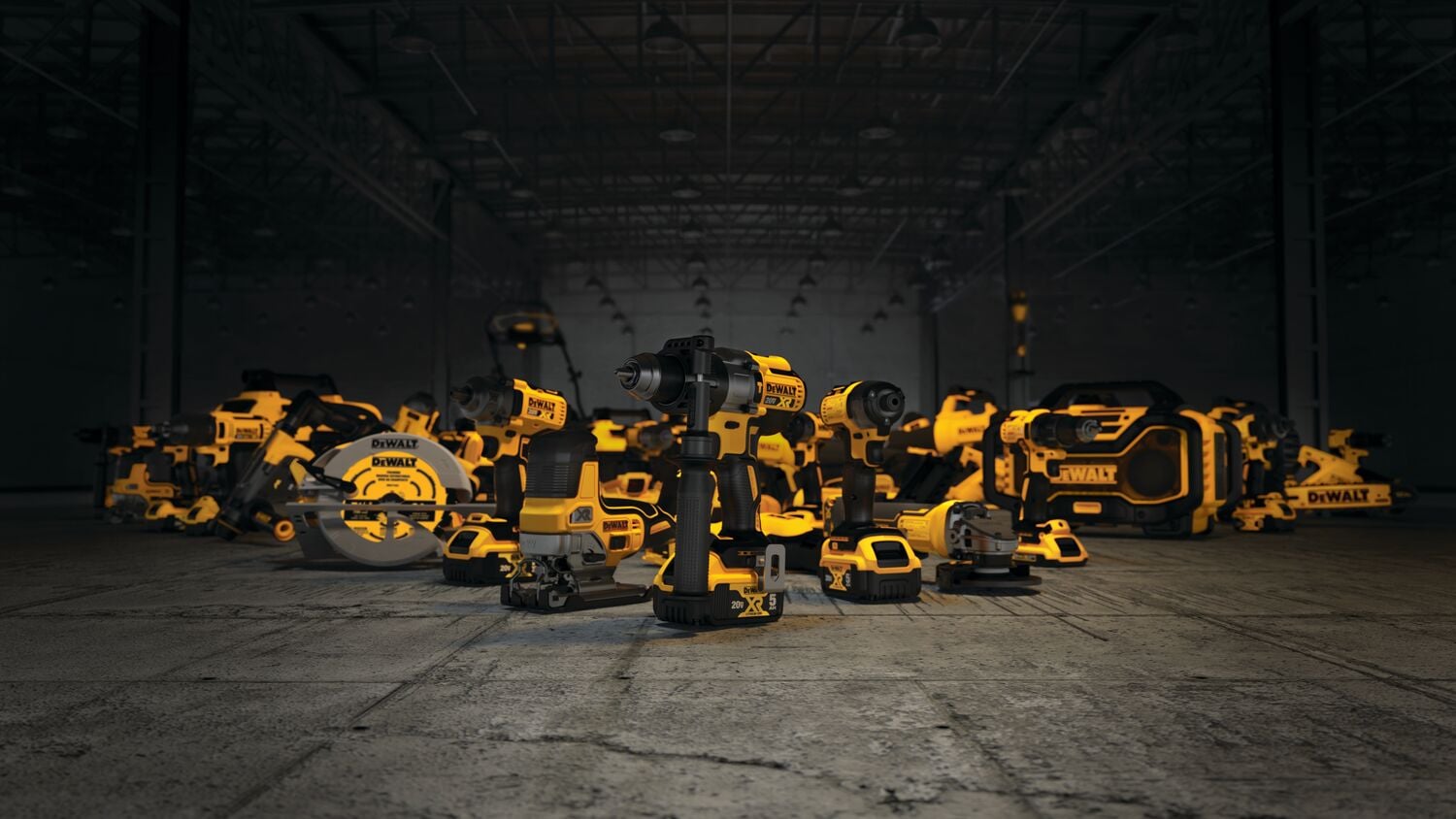 Un grupo de herramientas eléctricas y equipos DEWALT en amarillo y negro mostrados en un entorno de almacén industrial. Se observan diversos tipos de herramientas inalámbricas y maquinaria, como taladros, sierras y unidades de almacenamiento de herramientas.