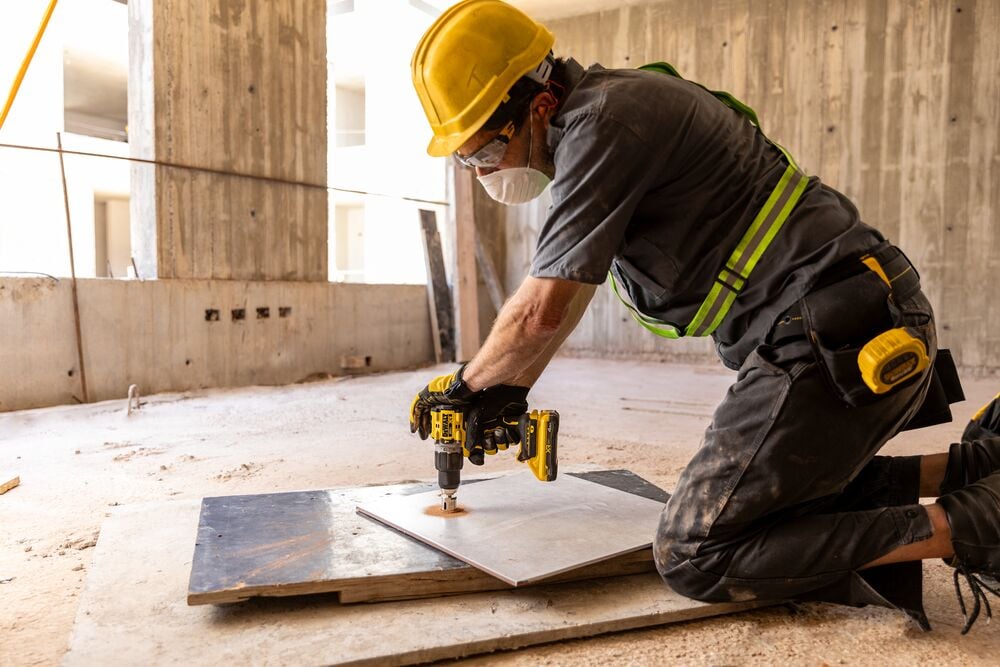 Persona usando un taladro percutor de 1/2" en madera