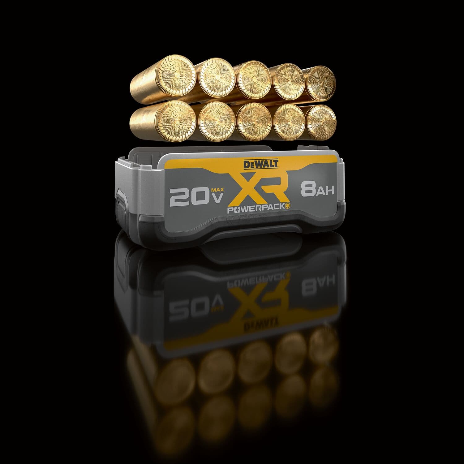 Una batería DEWALT XR Powerpack 20V Max 8Ah se muestra con una pila de celdas cilíndricas, sobre una superficie negra reflectante.