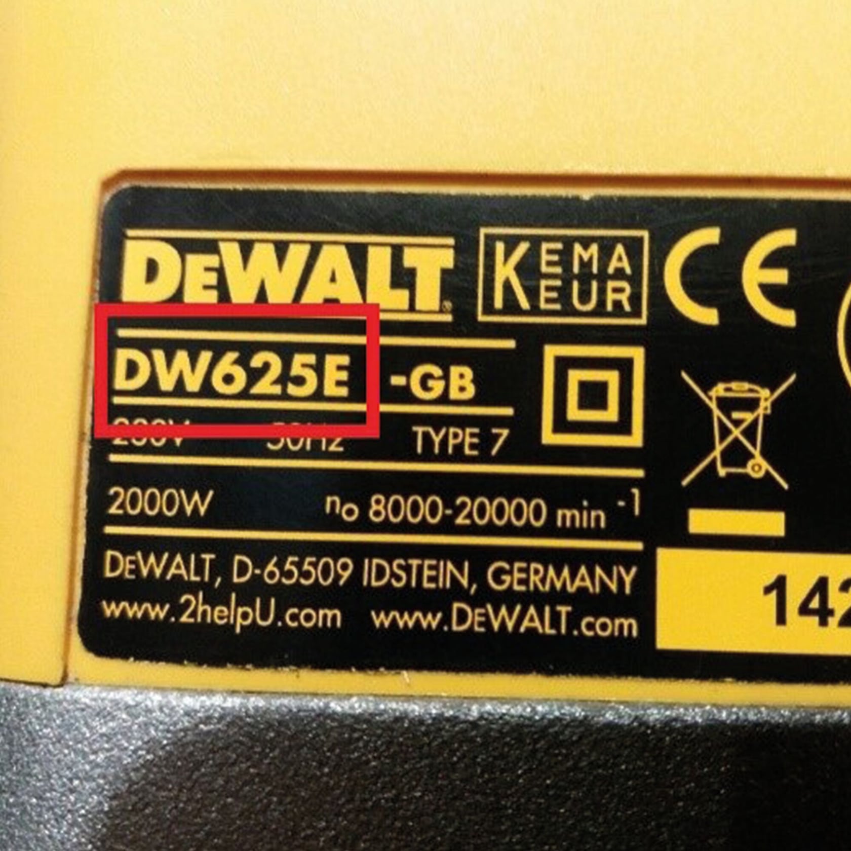 Primer plano de una etiqueta de producto DEWALT con el número de modelo DW625E resaltado en un recuadro rojo. La etiqueta incluye información técnica, marcas de certificación y detalles del fabricante.