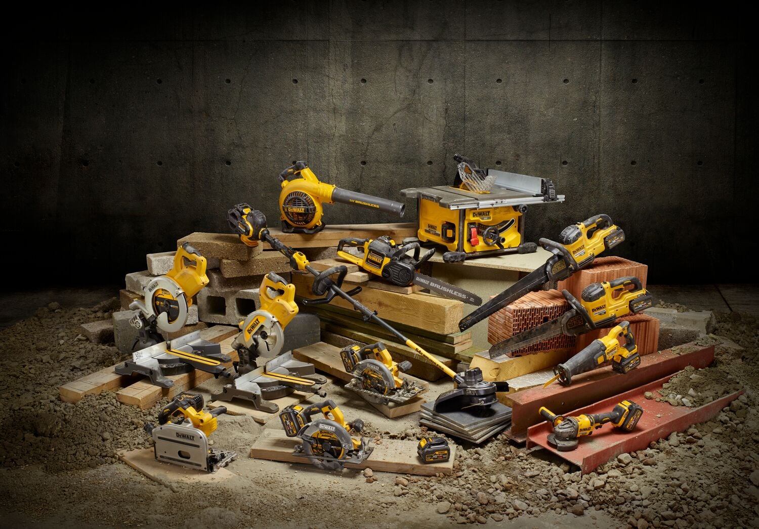 Una colección de herramientas eléctricas DEWALT, incluyendo sierras circulares, taladros, amoladoras y una sierra de mesa, dispuestas sobre materiales de construcción como ladrillos y tablas de madera en un entorno de taller.