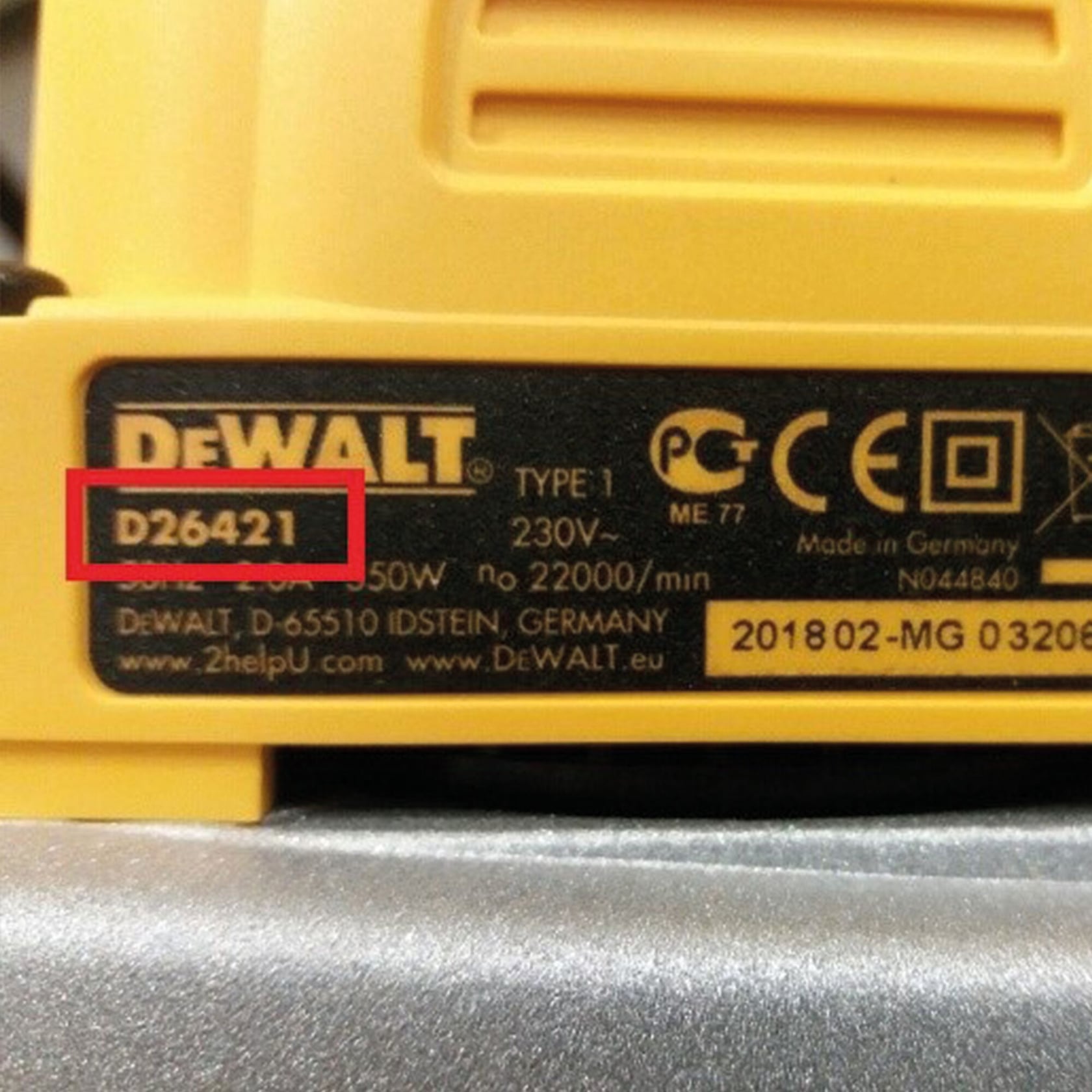 Primer plano de una etiqueta de producto DEWALT mostrando el número de modelo D26421 resaltado en rojo. La etiqueta incluye información técnica, certificaciones y detalles de fabricación.