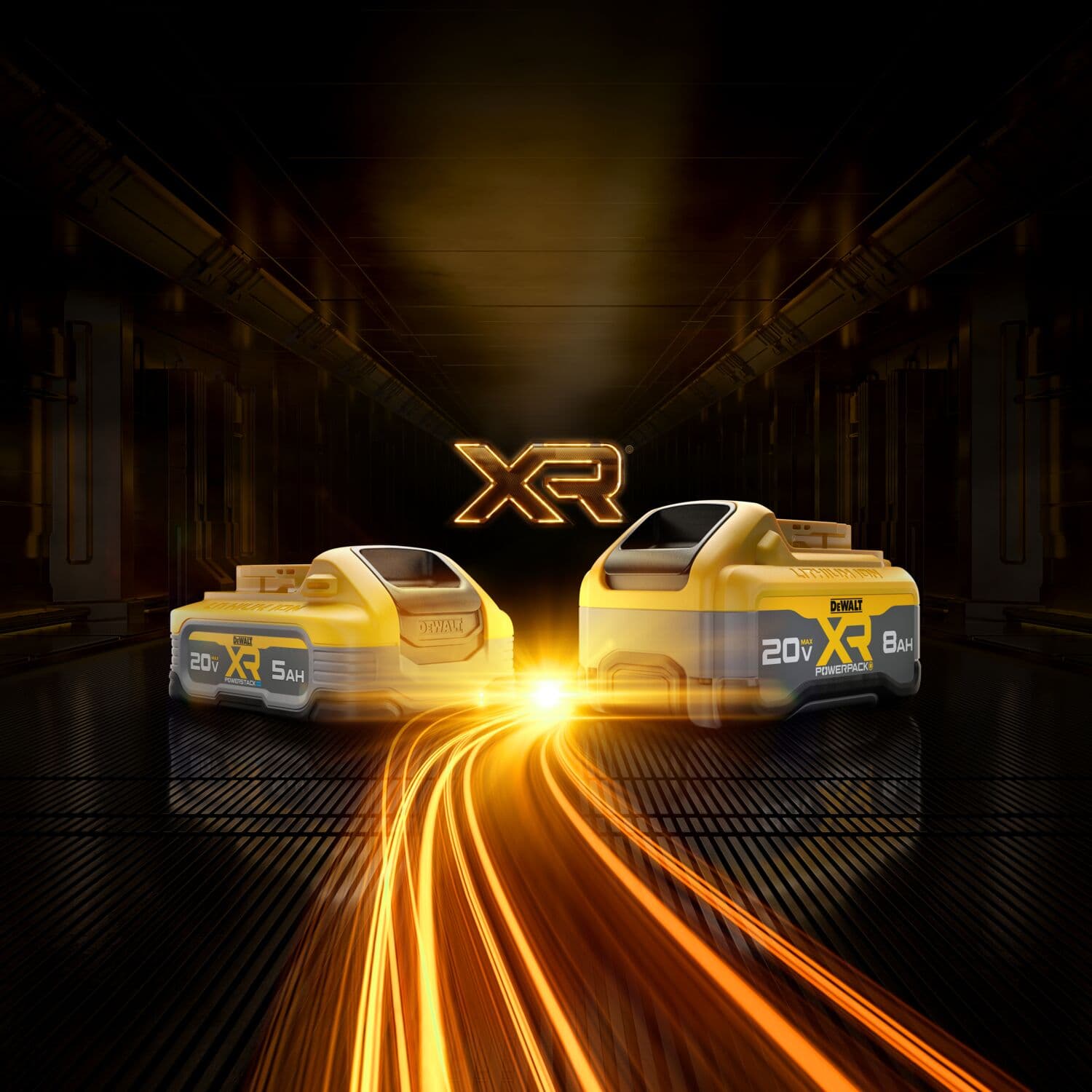 Dos baterías de litio-ion DEWALT XR de 20V, una de 5Ah y otra de 8Ah, se muestran en un entorno futurista con rayos de luz amarilla brillando y el logotipo XR sobre ellas.