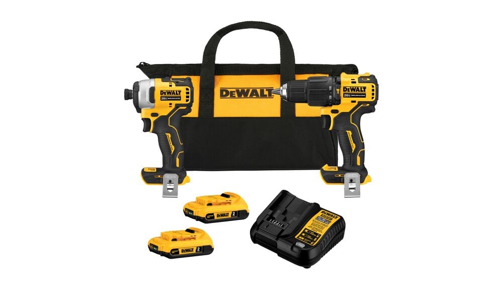 Un kit de herramientas inalámbricas DEWALT que incluye una bolsa de transporte negra y amarilla, un taladro inalámbrico, un atornillador de impacto inalámbrico, dos baterías recargables y un cargador de baterías.