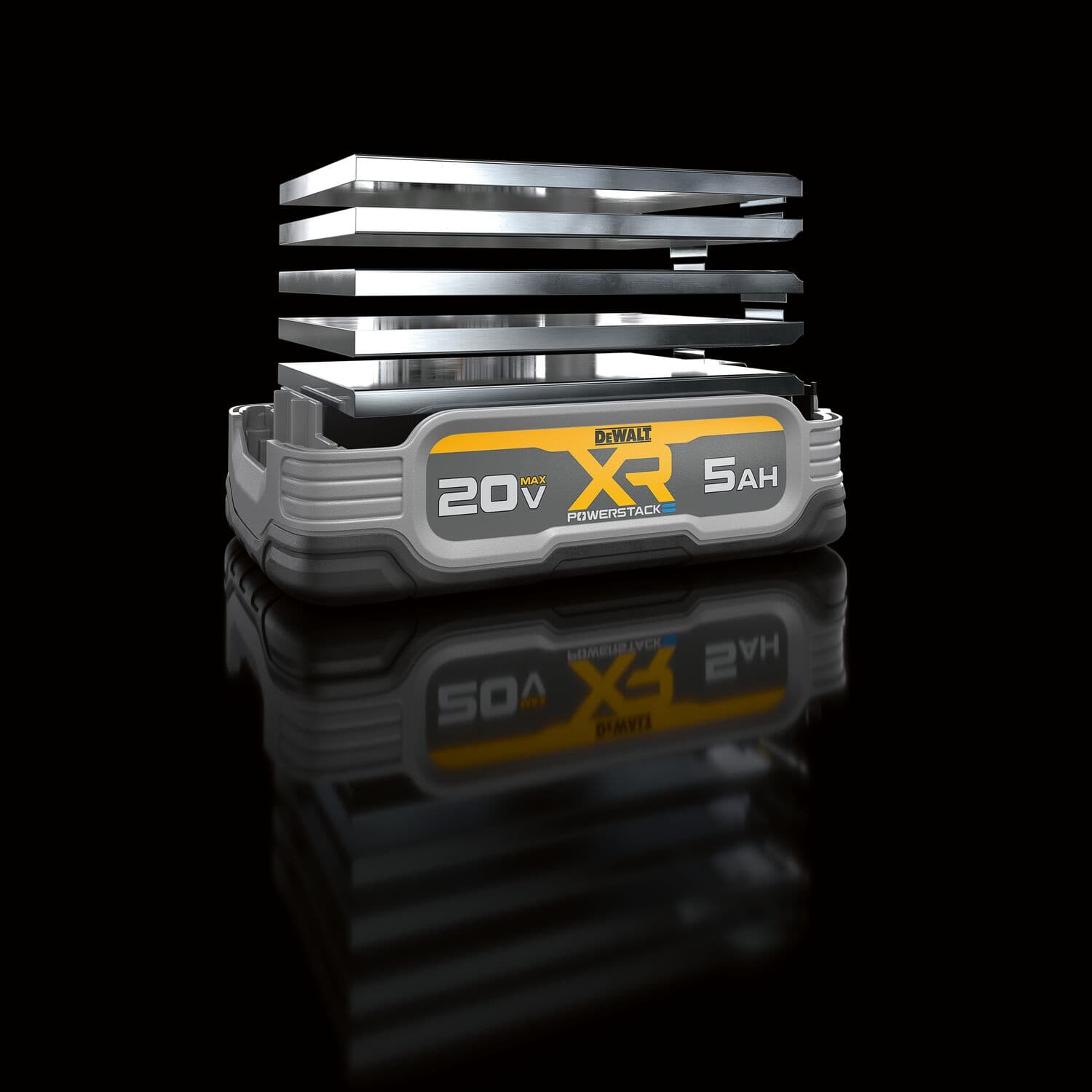 Se muestra una batería DEWALT XR POWERSTACK 20V Max 5Ah con componentes metálicos en capas sobre ella, presentada sobre una superficie negra reflectante.