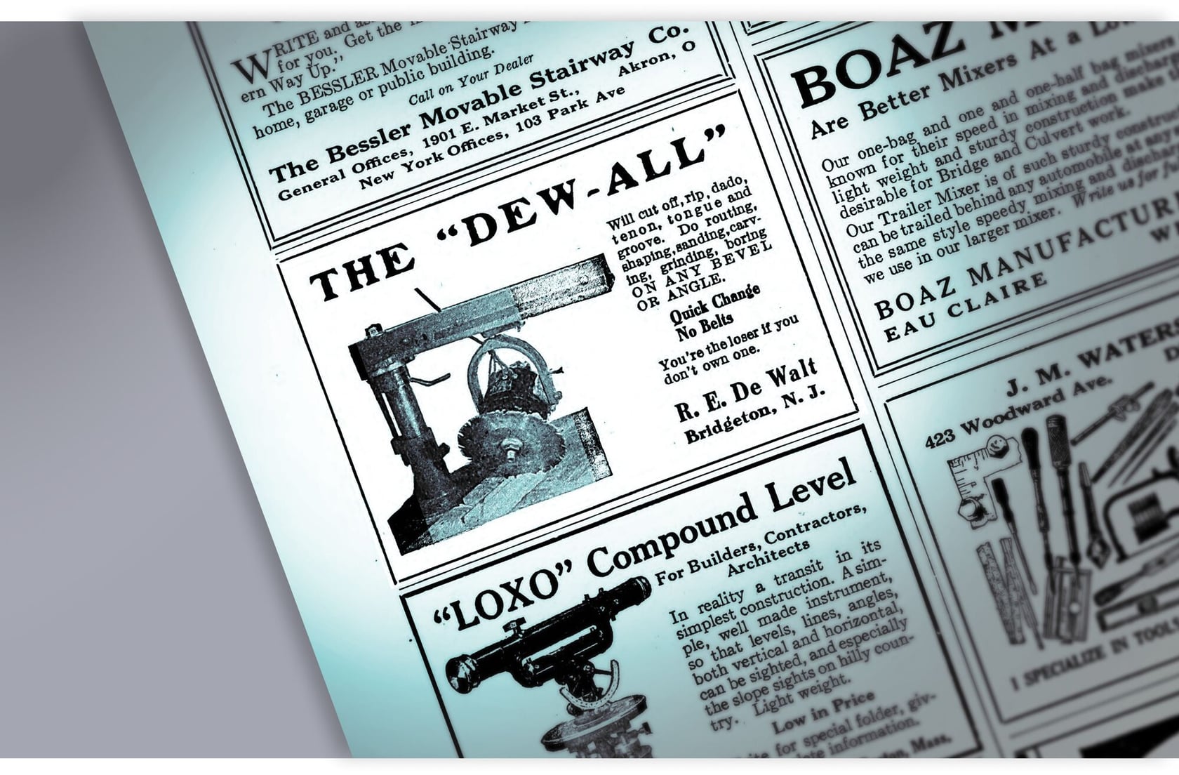 Un anuncio antiguo de periódico que presenta 'THE DEW-ALL', una herramienta temprana de R.E. De Walt, junto a otros anuncios de herramientas. El anuncio incluye una ilustración de una herramienta mecánica y texto descriptivo destacando su funcionalidad.