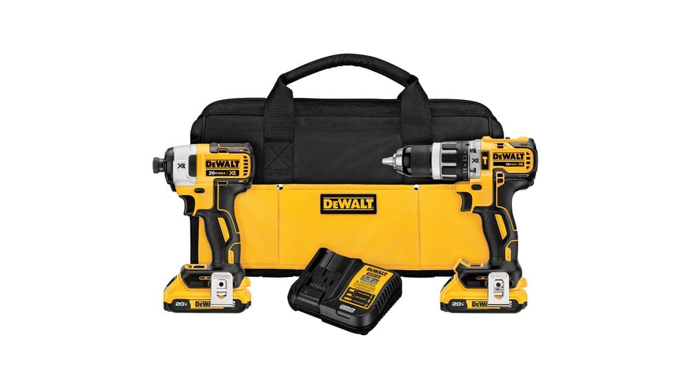 Un kit de herramientas DEWALT que incluye un taladro inalámbrico, una llave de impacto, un cargador de batería y una bolsa de transporte negra y amarilla, todos mostrados frente a un fondo blanco.