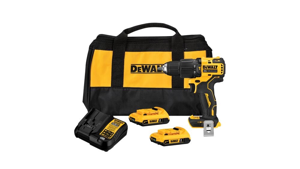 Juego de taladro inalámbrico DEWALT que incluye una bolsa de transporte negra y amarilla, un taladro inalámbrico, dos baterías recargables y un cargador de baterías.