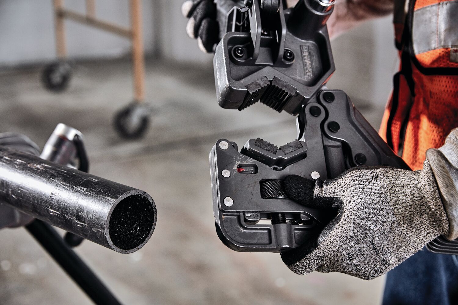 Pipe clamp feature of FLEXVOLT cordless pipe threader.